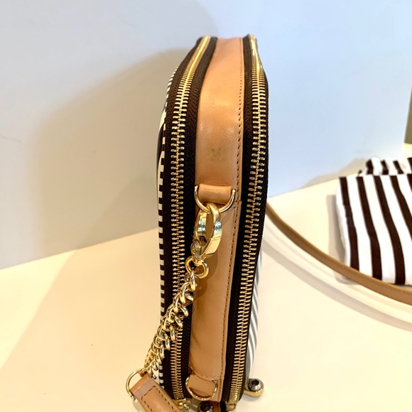 Crossbody purse with iPad case - Picture 2 of 10